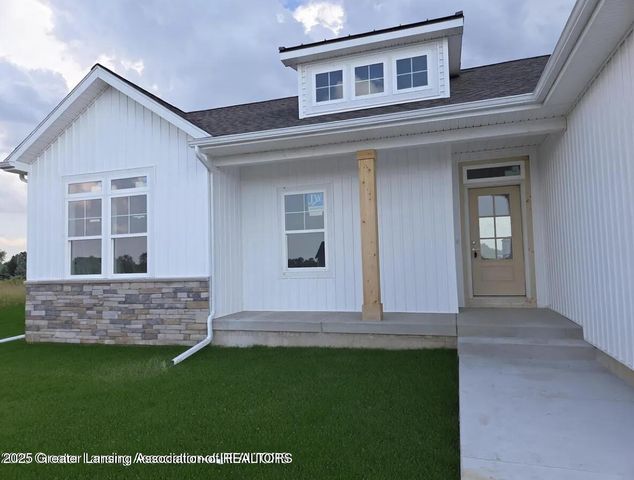 2920 Boulder Crk Drive, St. Johns, MI 48879