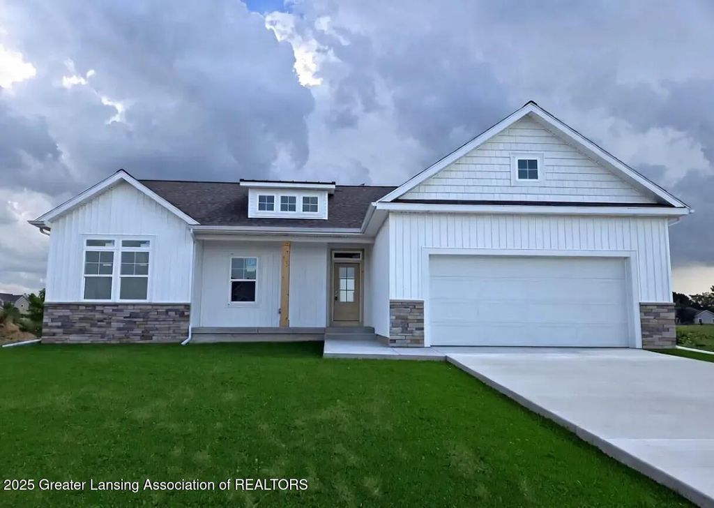 2920 Boulder Crk Drive, St. Johns, MI 48879