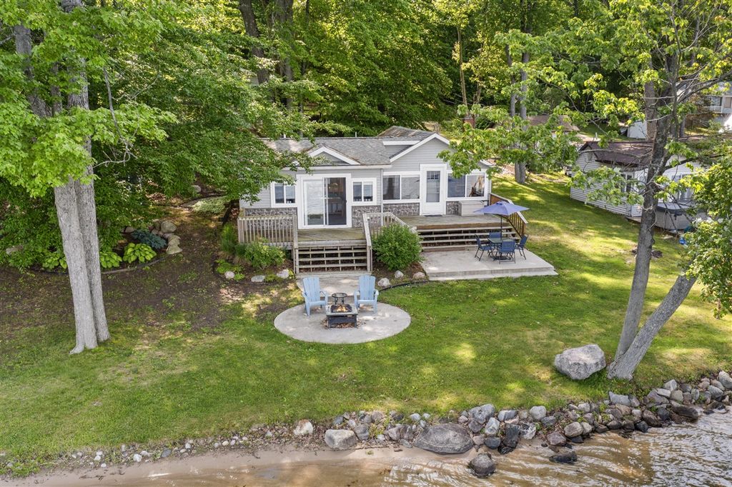 19116 Kenny Drive, Big Rapids, MI 49307