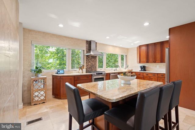 14 WILTSHIRE CT E, Sterling, VA 20165
