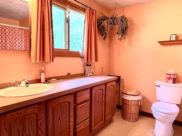 18 Shore Dr, Spencer, MA 01562