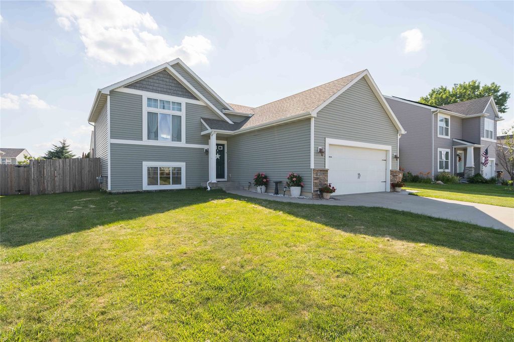 3308 Hawthorn Drive SW, Bondurant, IA 50035