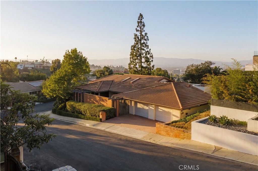 16347 Mandalay Drive, Encino, CA 91436