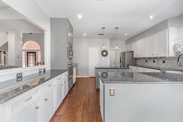 208 Springs Edge Drive, Conroe, TX 77356