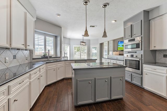 208 Springs Edge Drive, Conroe, TX 77356