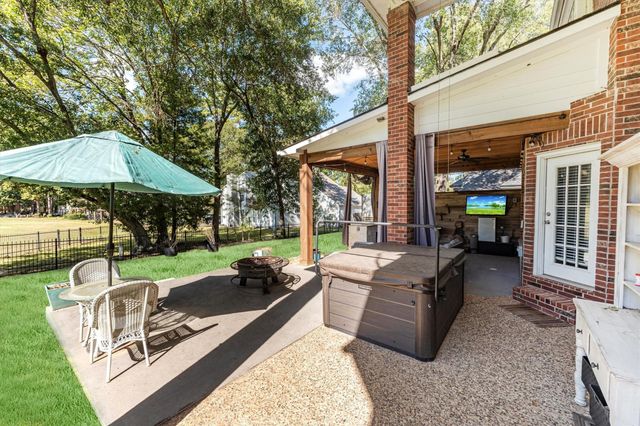 208 Springs Edge Drive, Conroe, TX 77356