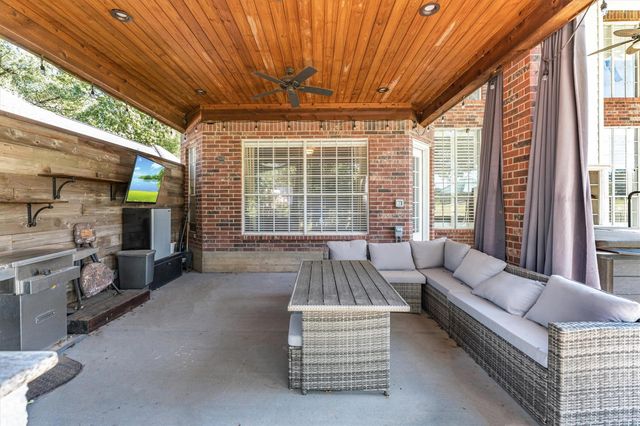 208 Springs Edge Drive, Conroe, TX 77356