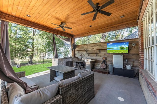 208 Springs Edge Drive, Conroe, TX 77356