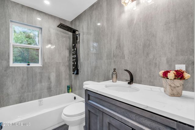 52 Ryders Lane, East Brunswick, NJ 08816