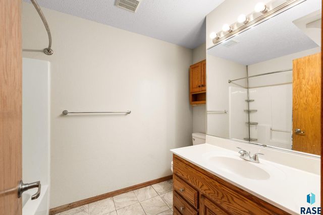 5101 S Woodwind Ave Avenue, Sioux Falls, SD 57108
