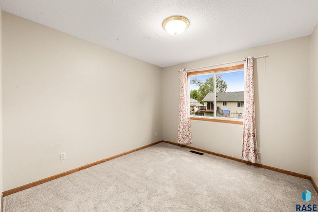 5101 S Woodwind Ave Avenue, Sioux Falls, SD 57108