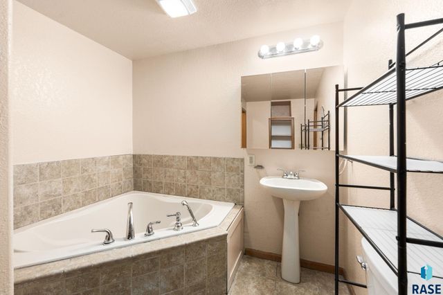 5101 S Woodwind Ave Avenue, Sioux Falls, SD 57108