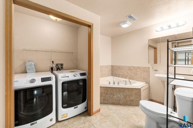 5101 S Woodwind Ave Avenue, Sioux Falls, SD 57108