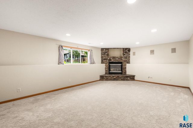 5101 S Woodwind Ave Avenue, Sioux Falls, SD 57108