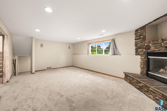 5101 S Woodwind Ave Avenue, Sioux Falls, SD 57108