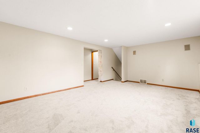5101 S Woodwind Ave Avenue, Sioux Falls, SD 57108