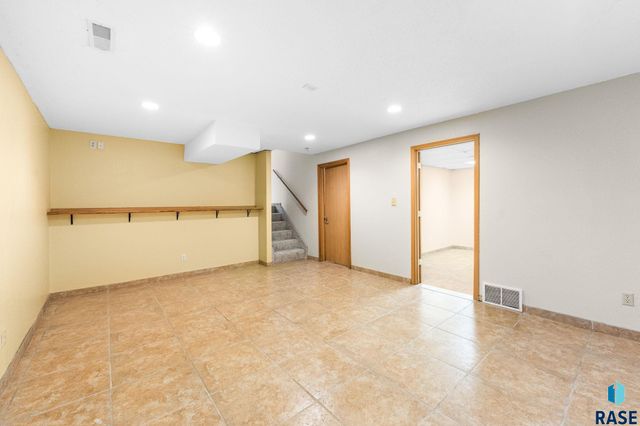5101 S Woodwind Ave Avenue, Sioux Falls, SD 57108