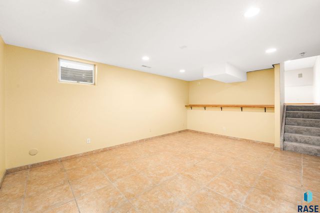 5101 S Woodwind Ave Avenue, Sioux Falls, SD 57108