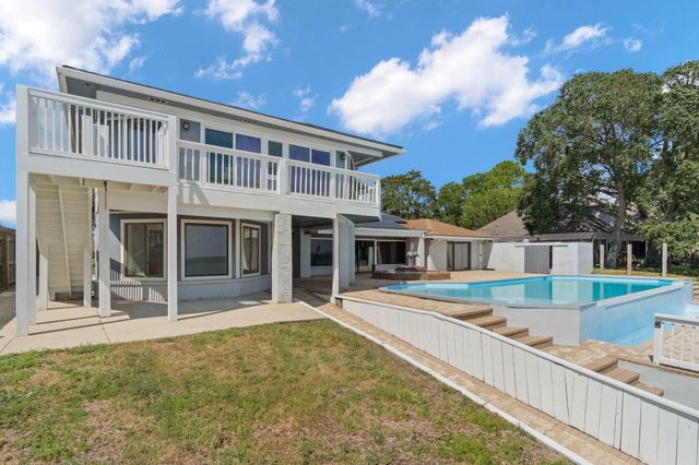 5 Country Club Road, Shalimar, FL 32579