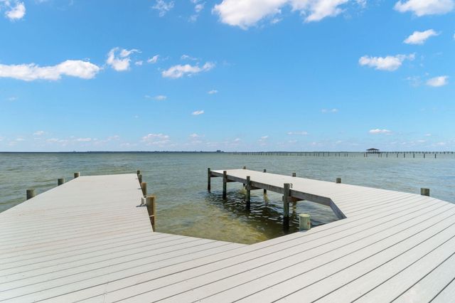 5 Country Club Road, Shalimar, FL 32579