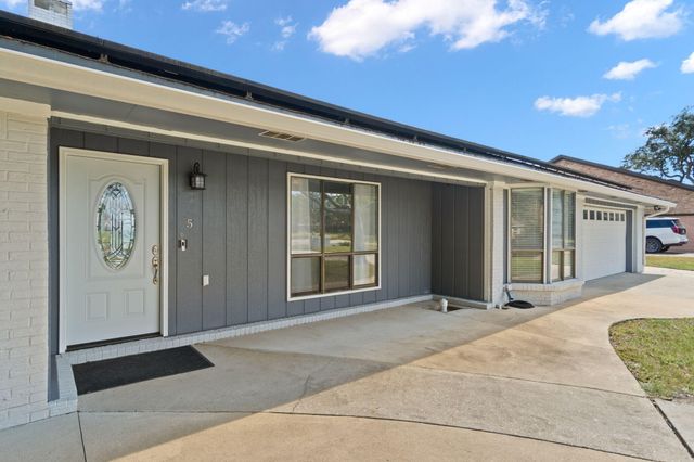 5 Country Club Road, Shalimar, FL 32579