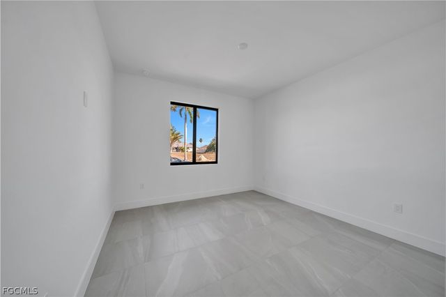 2204 NE 14th PL, Cape Coral, FL 33909