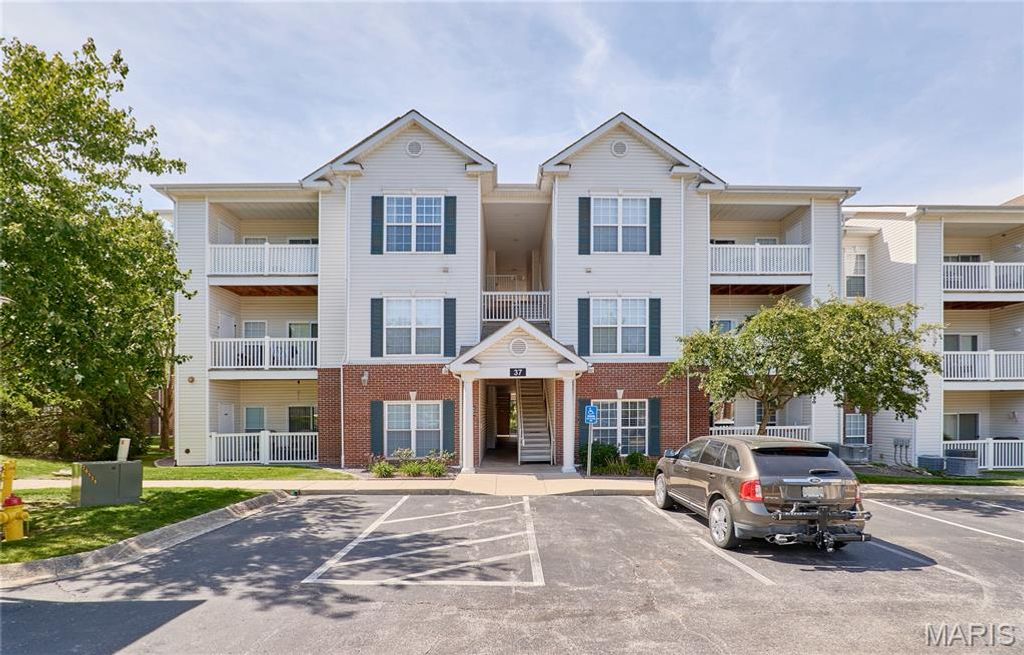 37 Kassebaum Lane 102, Oakville, MO 63129
