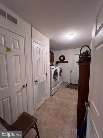 8 MADELEINE DR, Myerstown, PA 17067