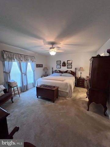 8 MADELEINE DR, Myerstown, PA 17067