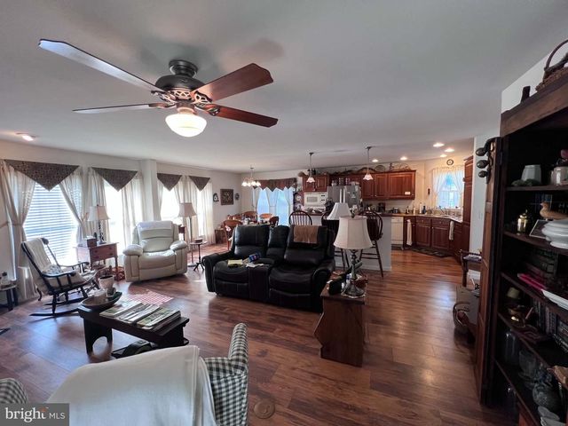 8 MADELEINE DR, Myerstown, PA 17067