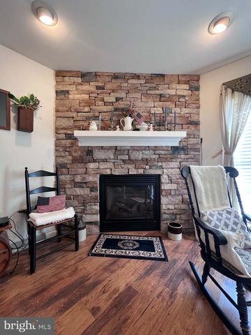 8 MADELEINE DR, Myerstown, PA 17067
