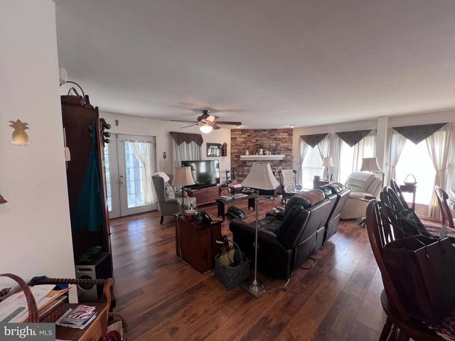 8 MADELEINE DR, Myerstown, PA 17067