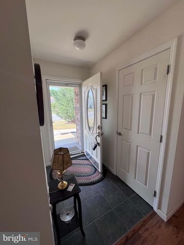 8 MADELEINE DR, Myerstown, PA 17067