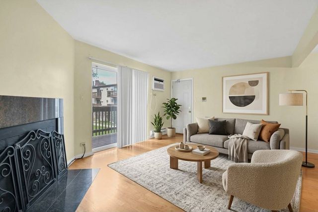 514 E Spruce Drive 2B, Palatine, IL 60074