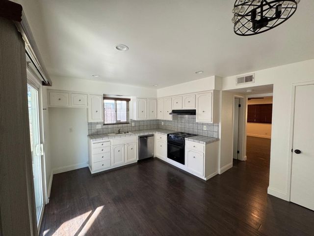 3725 E Hampton Way, Fresno, CA 93726