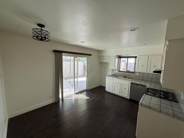 3725 E Hampton Way, Fresno, CA 93726