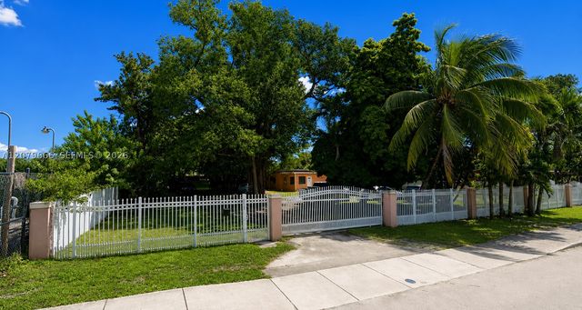 13265 Alexandria Dr, Opa Locka, FL 33054
