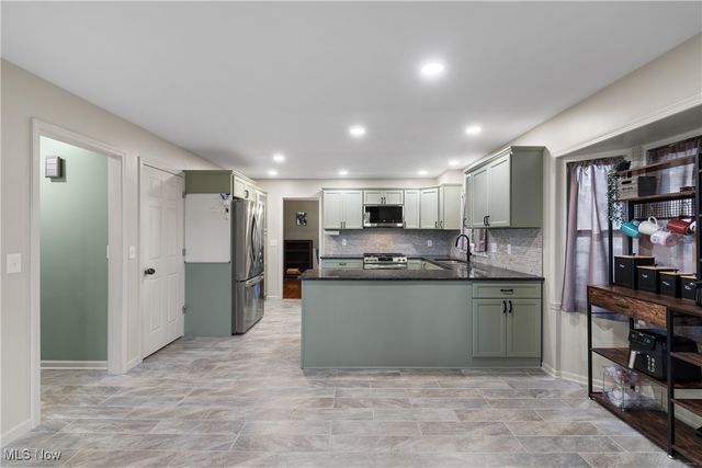 6593 Amblewood Street NW, Canton, OH 44718