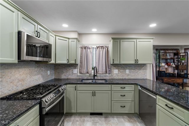 6593 Amblewood Street NW, Canton, OH 44718