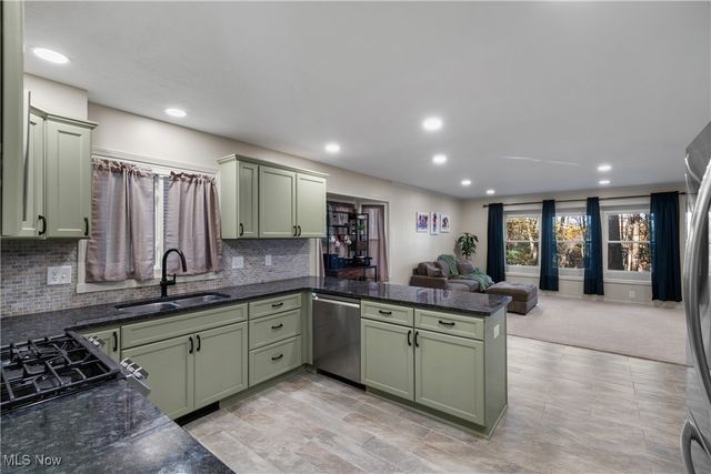 6593 Amblewood Street NW, Canton, OH 44718