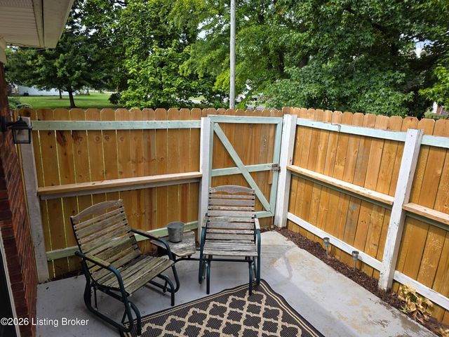 6402 Renate Rd, Louisville, KY 40291
