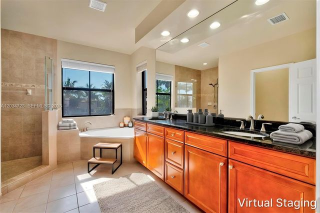 8890 NW 99th Path, Doral, FL 33178