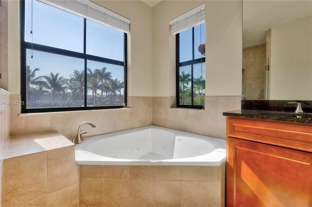 8890 NW 99th Path, Doral, FL 33178