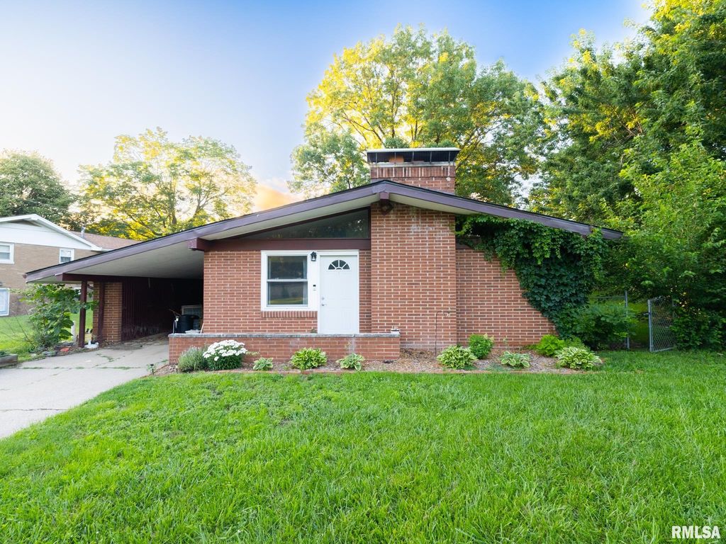 2215 GLENDALE Avenue, Pekin, IL 61554
