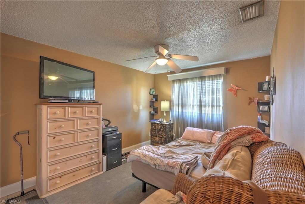 Image 10 of property listing at 1004 SE 25th TER, Cape Coral, FL 33904