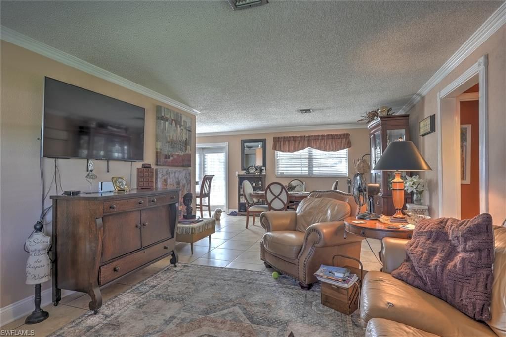 Image 4 of property listing at 1004 SE 25th TER, Cape Coral, FL 33904