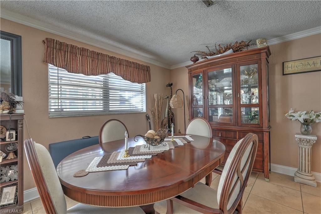 Image 8 of property listing at 1004 SE 25th TER, Cape Coral, FL 33904