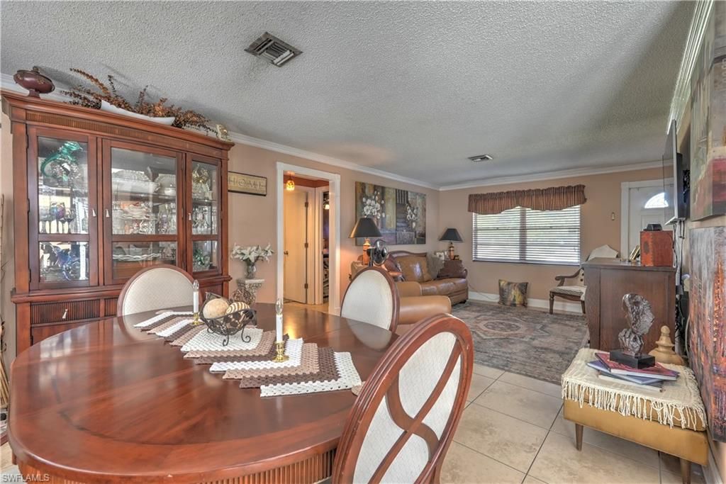 Image 9 of property listing at 1004 SE 25th TER, Cape Coral, FL 33904