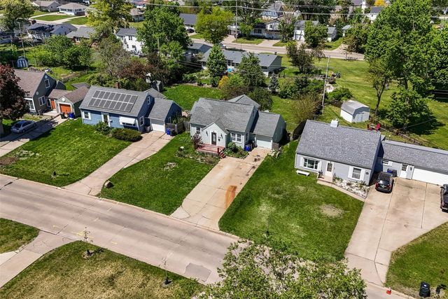1050 27th Street NE, Cedar Rapids, IA 52402