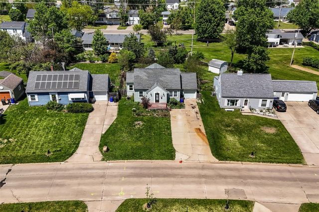 1050 27th Street NE, Cedar Rapids, IA 52402